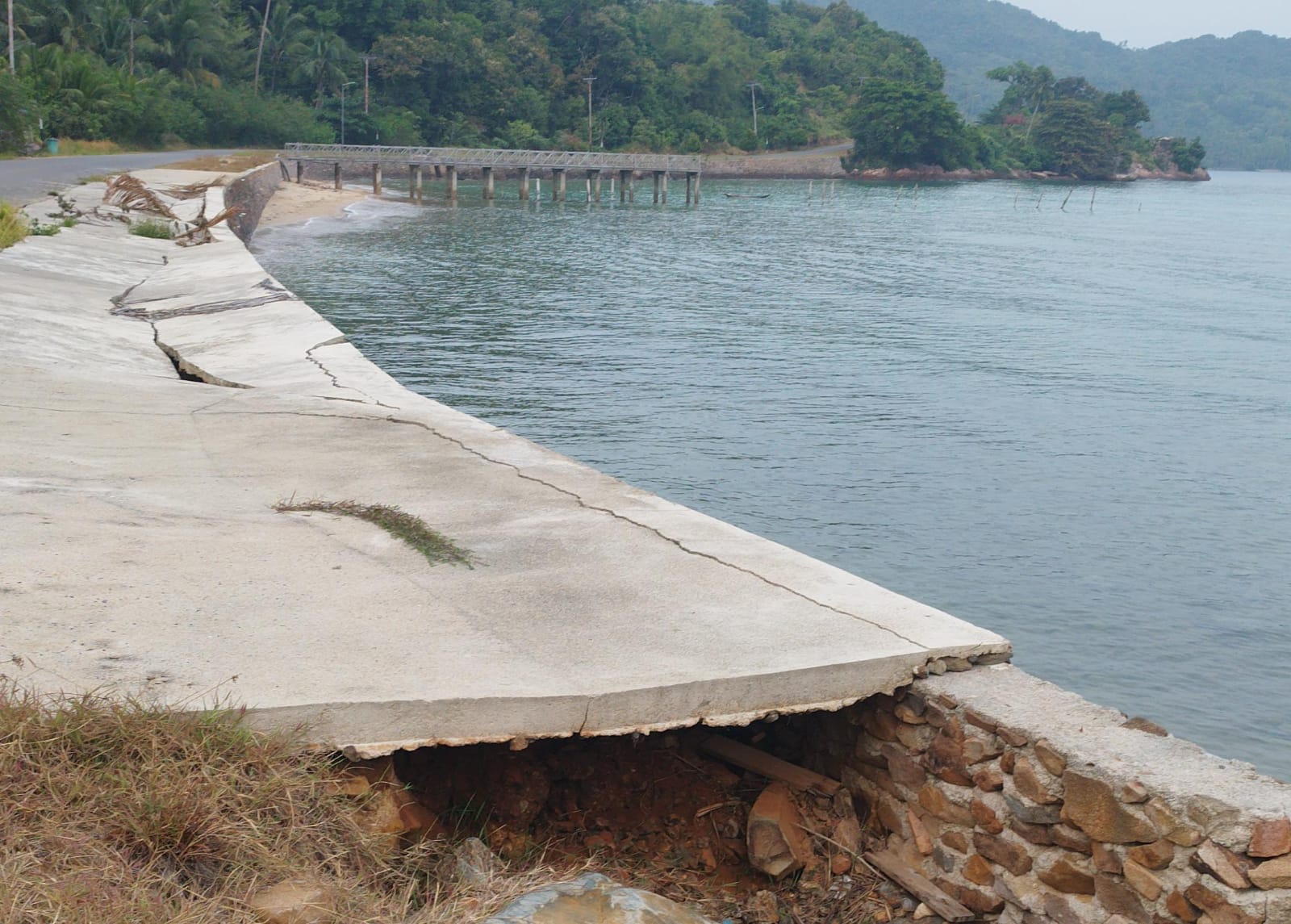 Kondisi Jalan di RT 05/RW 02, Desa Landak, Kecamatan Jemaja, Kabupaten Kepulauan Anambas, kini menjadi ancaman bagi keselamatan pengguna jalan, Kamis (10/9/2026) (foto: Fendi/pijarkepri.com)