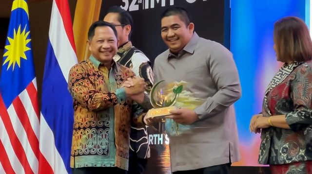 Bupati Bintan Roby Kurniawan saat menerima penghargaan Silver Award 1st IMT-GT Green City Award kategori Circular Economy and Resource Efficiency atau Ekonomi Sirkular dan Efisiensi Sumber Daya, dari Menteri Dalam Negeri, Tito Karnavian, di Gala Dinner 32nd Indonesia-Malaysia-Thailand Growth Triangle (IMT-GT) Ministerial Meeting di Ballroom JW Marriott Hotel Medan, Sumatera Utara, Rabu (9/9/2026) malam.