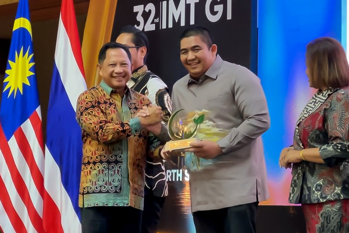 Bupati Bintan Roby Kurniawan saat menerima penghargaan Silver Award 1st IMT-GT Green City Award kategori Circular Economy and Resource Efficiency atau Ekonomi Sirkular dan Efisiensi Sumber Daya, dari Menteri Dalam Negeri, Tito Karnavian, di Gala Dinner 32nd Indonesia-Malaysia-Thailand Growth Triangle (IMT-GT) Ministerial Meeting di Ballroom JW Marriott Hotel Medan, Sumatera Utara, Rabu (9/9/2026) malam.