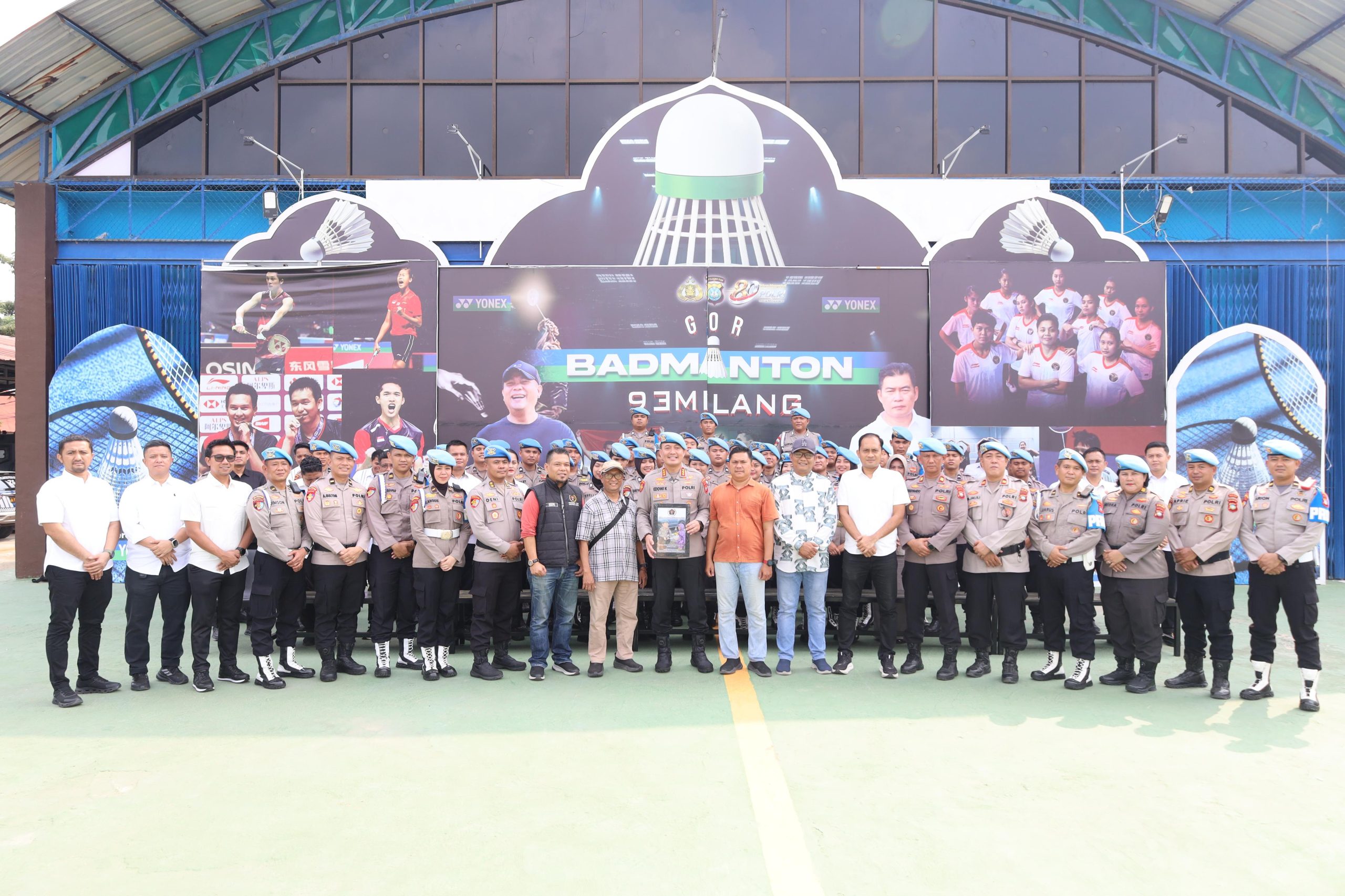 Ketua PWI Kepri Saibansah Dardani menyerahkan karikatur foto Kombes Eddwi Kurniyanto di hadapan personel Bidpropam Polda Kepri di pelataran GOR 93 Milang, Batam, Rabu (9/9/2026). (Foto: PWI Kepri)