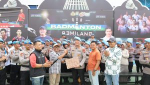 Ketua PWI Kepri Saibansah Dardani menyerahkan karikatur foto Kombes Eddwi Kurniyanto di hadapan personel Bidpropam Polda Kepri di pelataran GOR 93 Milang, Batam, Rabu (9/9/2026). (Foto: PWI Kepri)