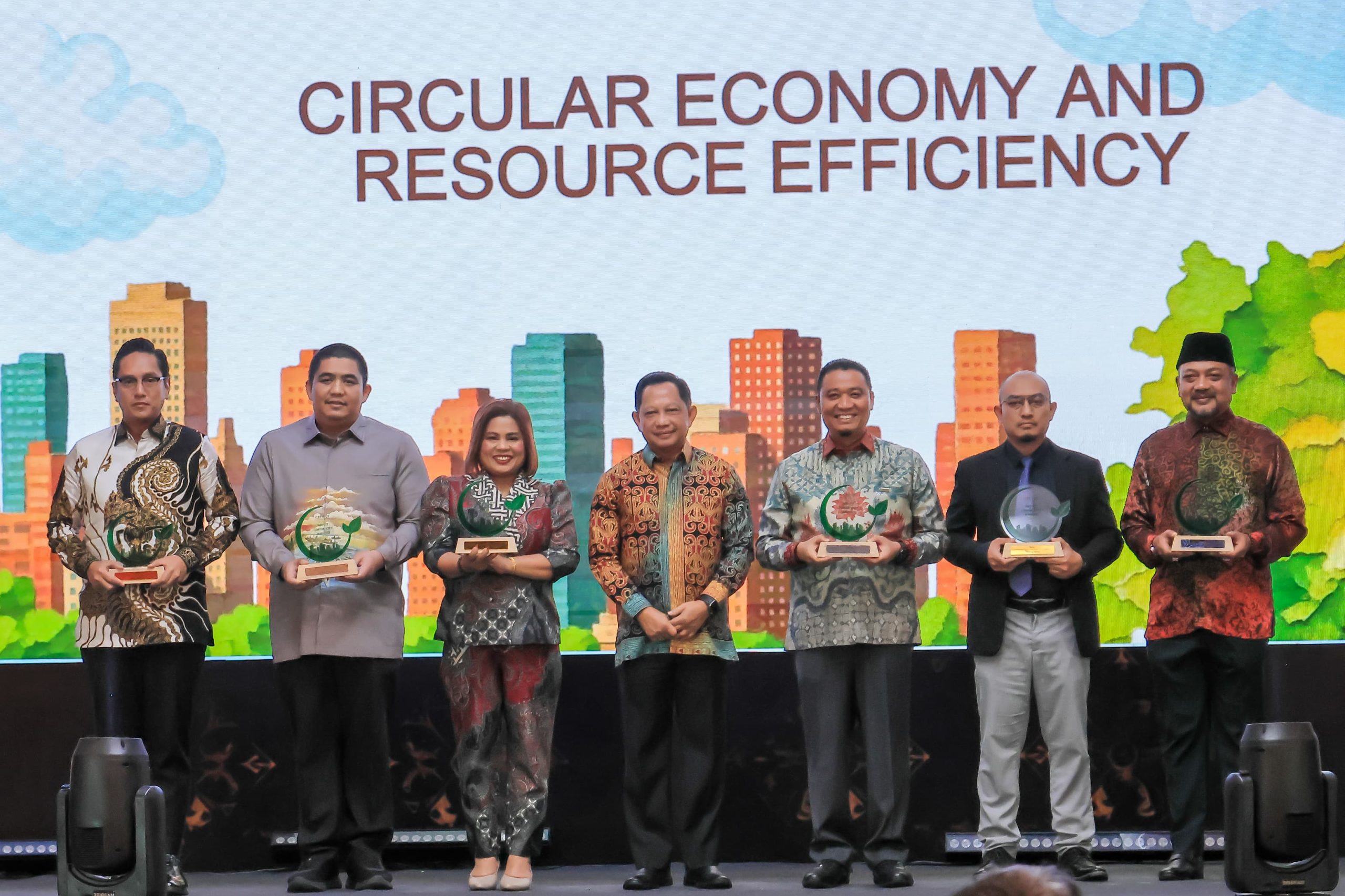 Bupati Bintan Roby Kurniawan saat menerima penghargaan Silver Award 1st IMT-GT Green City Award kategori Circular Economy and Resource Efficiency atau Ekonomi Sirkular dan Efisiensi Sumber Daya, dari Menteri Dalam Negeri, Tito Karnavian, di Gala Dinner 32nd Indonesia-Malaysia-Thailand Growth Triangle (IMT-GT) Ministerial Meeting di Ballroom JW Marriott Hotel Medan, Sumatera Utara, Rabu (9/9/2026) malam.