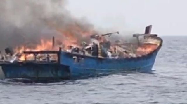 Sebuah kapal kargo bermuatan penuh dilaporkan terbakar di perairan perbatasan Kabupaten Kepulauan Anambas, Kepulauan Riau, Jumat (11/9/2026)