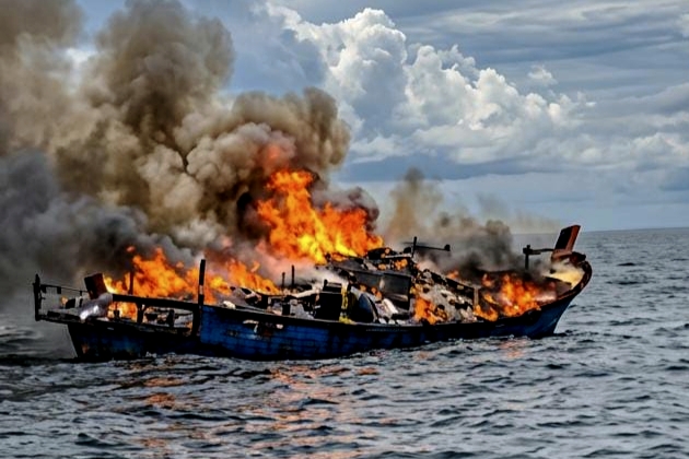 KM Laut Jaya 3, kapal pengangkut barang kelontong yang terbakar, di Perairan Tokong Palang Biru, Kabupaten Kepulauan Anambas, Kamis (10/9/2026).