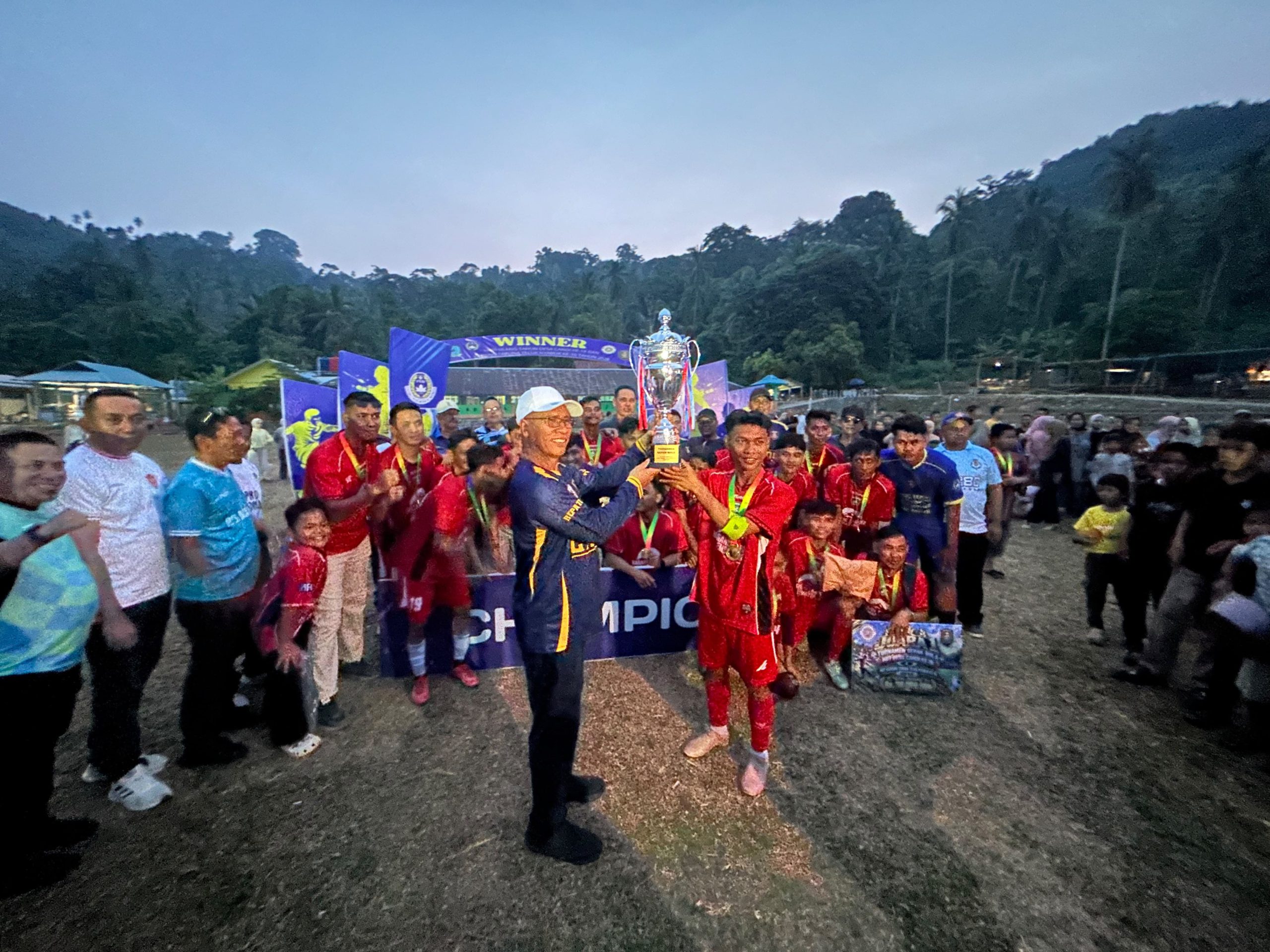 Tebang FC keluar sebagai juara turnamen sepak bola dalam rangka HUT ke-18 Desa Candi dan HUT ke-16 Karang Taruna Teluk Nyabuk 2026 setelah menundukkan Gudang Baru melalui drama adu penalti 5-4, di Lapangan Sepak Bola Desa Candi, Sabtu (12/9/2026).