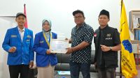 PC PMII Tanjungpinang memberikan sertifikat penghargaan kepada Wakil Sekretaris II PWI Kepri, Aji Anugraha, sebagai pemateri dalam kegiatan PC PMII Tanjungpinang Bintan bersama PWI Tanjungpinang peluncuran program Ruang Nalar sebagai wadah diskusi, penguatan literasi dan pengembangan gagasan mahasiswa serta pemuda, di Kantor Bawaslu Kota Tanjungpinang, Minggu (13/9/2026). PC PMII Tanjungpinang memberikan sertifikat penghargaan kepada Wakil Sekretaris II PWI Kepri, Aji Anugraha, sebagai pemateri dalam kegiatan PC PMII Tanjungpinang Bintan bersama PWI Tanjungpinang peluncuran program Ruang Nalar sebagai wadah diskusi, penguatan literasi dan pengembangan gagasan mahasiswa serta pemuda, di Kantor Bawaslu Kota Tanjungpinang, Minggu (13/9/2026).