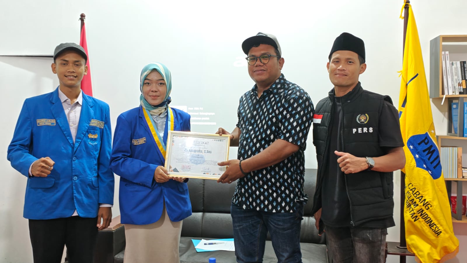 PC PMII Tanjungpinang memberikan sertifikat penghargaan kepada Wakil Sekretaris II PWI Kepri, Aji Anugraha, sebagai pemateri dalam kegiatan PC PMII Tanjungpinang Bintan bersama PWI Tanjungpinang peluncuran program Ruang Nalar sebagai wadah diskusi, penguatan literasi dan pengembangan gagasan mahasiswa serta pemuda, di Kantor Bawaslu Kota Tanjungpinang, Minggu (13/9/2026).