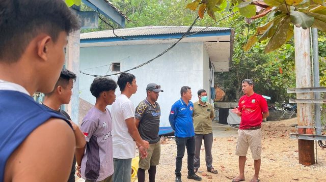 Ketua Komite Olahraga Nasional Indonesia (KONI) Kabupaten Kepulauan Anambas, Muslim, saat mengunjungi lokasi pemusatan latihan, Minggu (14/9/2026).