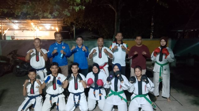Ketua KONI Anambas, Muslim, di lokasi latihan atlet di Lapangan SD Negeri 02 Kampung Baru, Kelurahan Tarempa, Kecamatan Siantan, Selasa (15/9/2026) malam.
