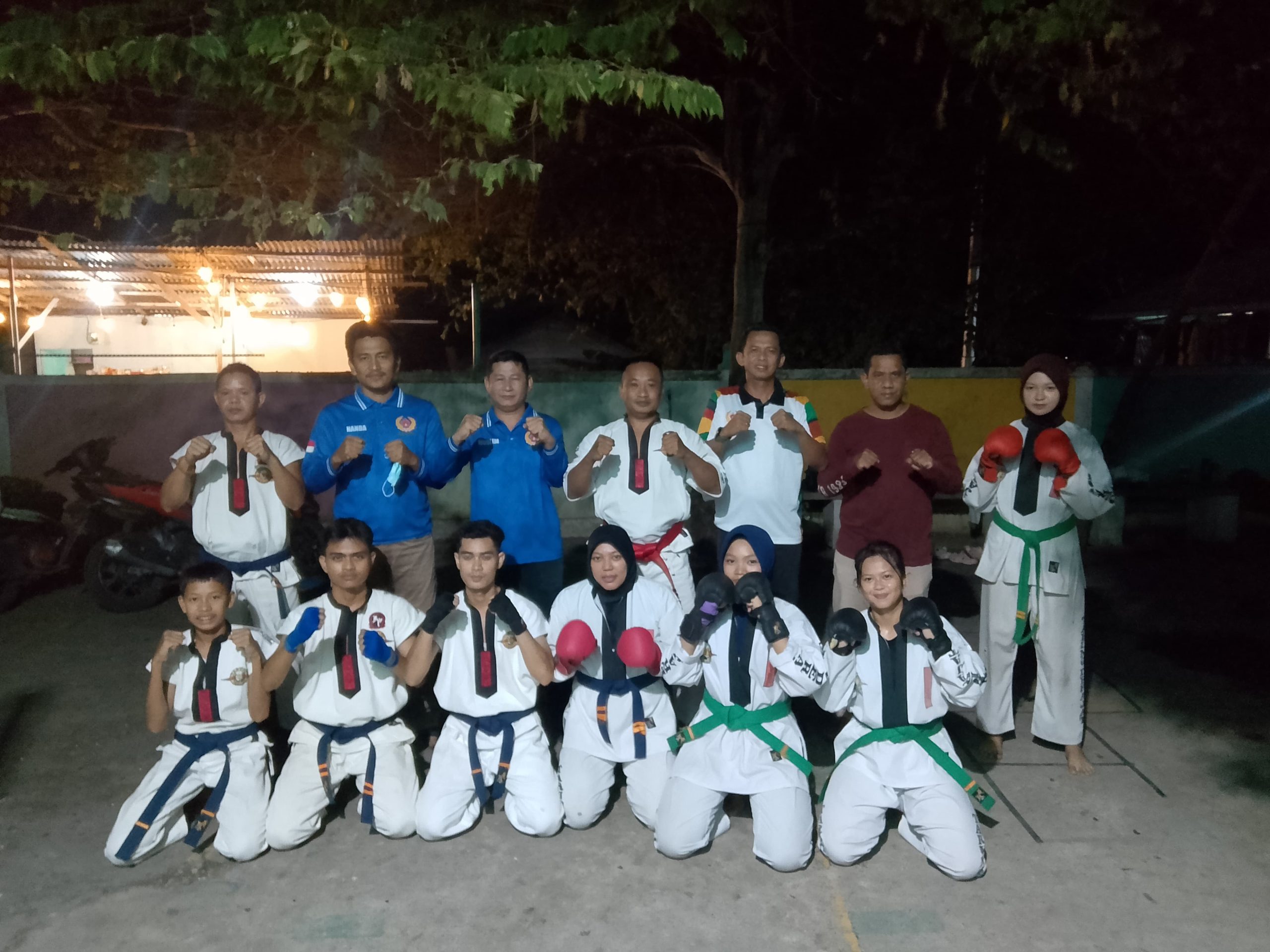 Ketua KONI Anambas, Muslim, di lokasi latihan atlet di Lapangan SD Negeri 02 Kampung Baru, Kelurahan Tarempa, Kecamatan Siantan, Selasa (15/9/2026) malam.