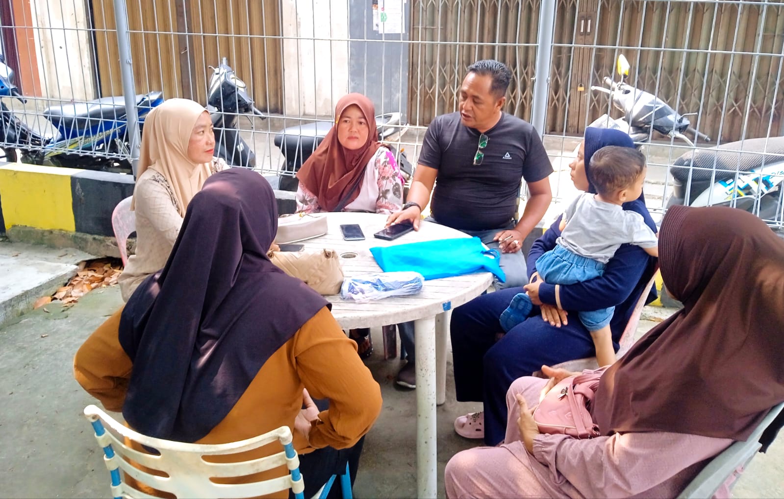 Enam warga Desa Lingai, Kecamatan Siantan Selatan, Kabupaten Kepulauan Anambas, menerima kartu bantuan Program Keluarga Harapan (PKH) melalui Bank BRI di Tarempa, Rabu (16/9/2026).