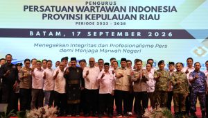 Persatuan Wartawan Indonesia (PWI) Provinsi Kepulauan Riau (Kepri) resmi dilantik kembali untuk melanjutkan masa bakti 2023–2028. Pelantikan dipimpin Ketua Umum PWI Pusat Akhmad Munir di Ballroom Harmoni One, Batam Center, Kamis (17/9/2026). (Foto: Aji Anugraha/pijarkepri.com)