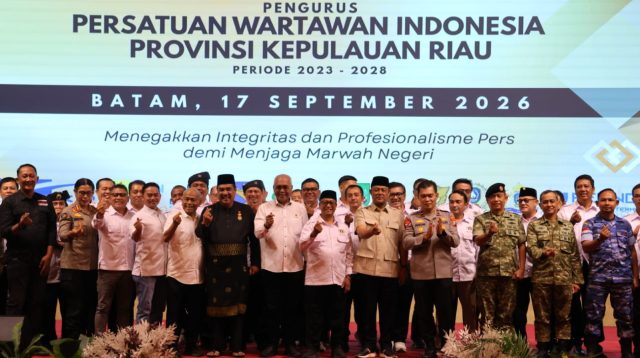 Persatuan Wartawan Indonesia (PWI) Provinsi Kepulauan Riau (Kepri) resmi dilantik kembali untuk melanjutkan masa bakti 2023–2028. Pelantikan dipimpin Ketua Umum PWI Pusat Akhmad Munir di Ballroom Harmoni One, Batam Center, Kamis (17/9/2026). (Foto: Aji Anugraha/pijarkepri.com)