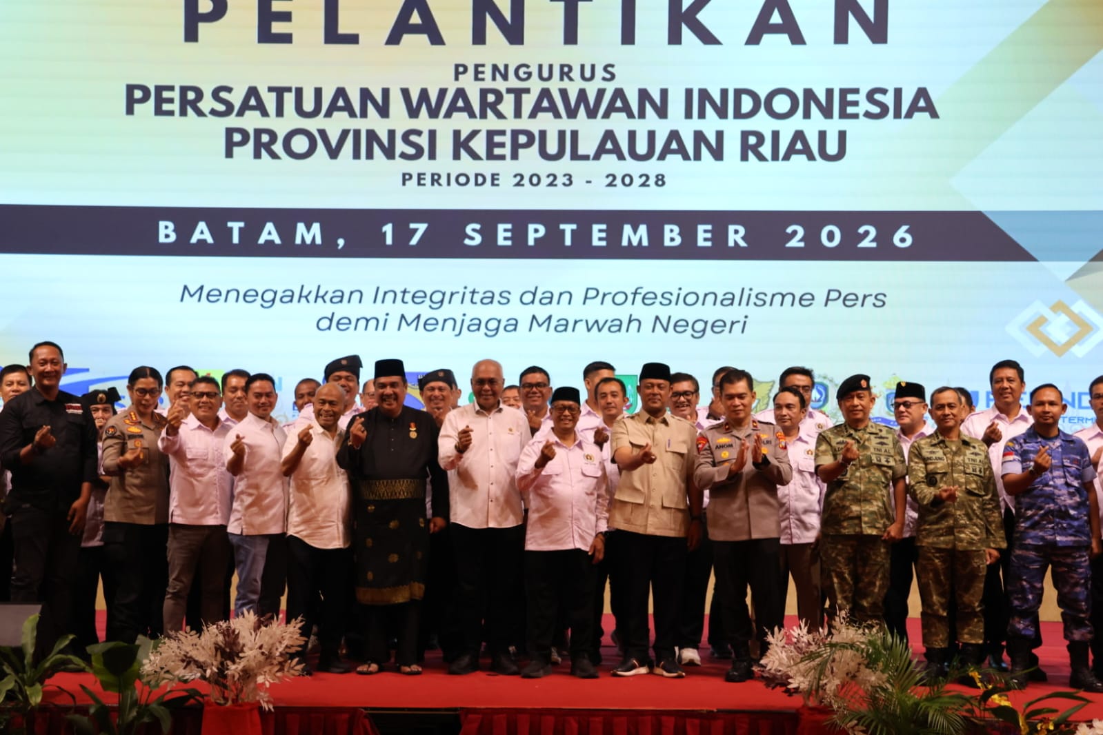 Persatuan Wartawan Indonesia (PWI) Provinsi Kepulauan Riau (Kepri) resmi dilantik kembali untuk melanjutkan masa bakti 2023–2028. Pelantikan dipimpin Ketua Umum PWI Pusat Akhmad Munir di Ballroom Harmoni One, Batam Center, Kamis (17/9/2026). (Foto: Aji Anugraha/pijarkepri.com)