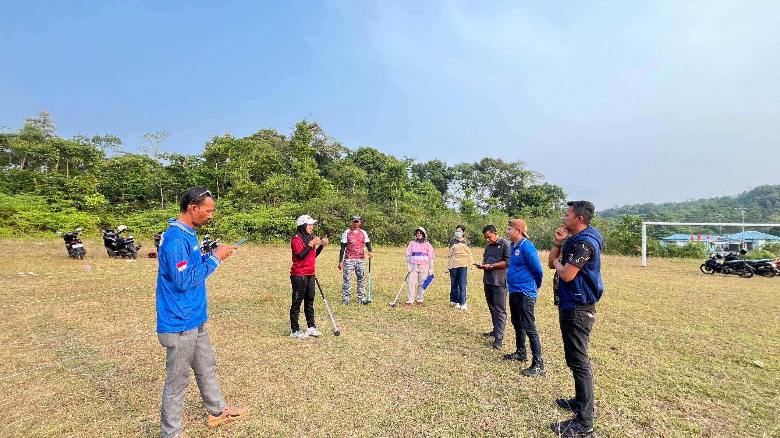 Ketua KONI Anambas Muslim bersama jajaran pengurus meninjau langsung latihan atlet di Lapangan Bola Rintis, Kecamatan Siantan, Rabu (16/9/2026).