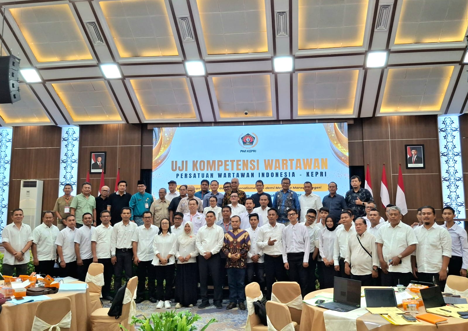 Foto bersama Ketua Umum Persatuan Wartawan Indonesia (PWI) Pusat, Akhmad Munir, secara resmi membuka Uji Kompetensi Wartawan (UKW) PWI Kepulauan Riau (Kepri) 2026 di Balairung Sari, BP Batam, Jumat (18/9/2026).