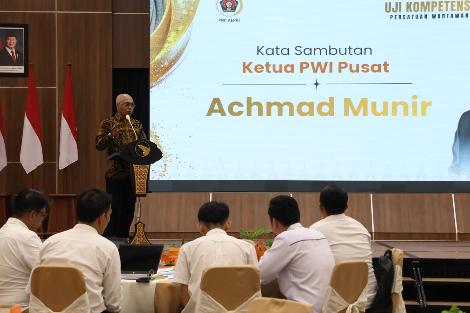 Ketua Umum Persatuan Wartawan Indonesia (PWI) Pusat, Akhmad Munir, secara resmi membuka Uji Kompetensi Wartawan (UKW) PWI Kepulauan Riau (Kepri) 2026 di Balairung Sari, BP Batam, Jumat (18/9/2026).