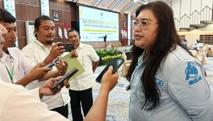 Anggota/Deputi Bidang Pelayanan Umum BP Batam, Ariastuty Sirait, saat menjadi narasumber dalam UKW PWI Kepri di Balairung Sari BP Batam, Jumat (18/9/2026). Anggota/Deputi Bidang Pelayanan Umum BP Batam, Ariastuty Sirait, saat menjadi narasumber dalam UKW PWI Kepri di Balairung Sari BP Batam, Jumat (18/9/2026).