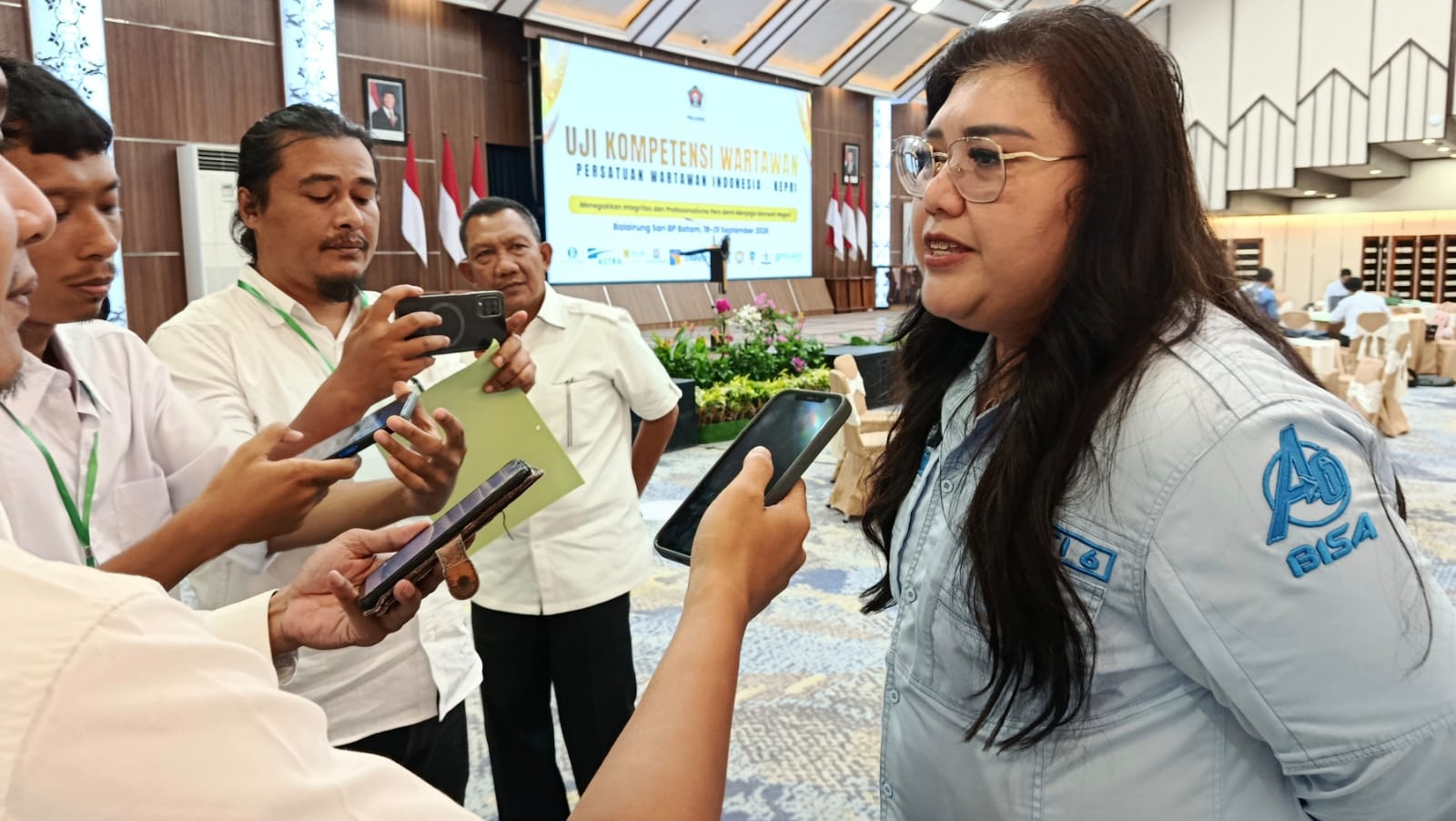 Anggota/Deputi Bidang Pelayanan Umum BP Batam, Ariastuty Sirait, saat menjadi narasumber dalam UKW PWI Kepri di Balairung Sari BP Batam, Jumat (18/9/2026).