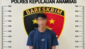 Pria berinisial R yang diamankan Polres Anambas terkait dugaan persetubuhan terhadap anak. Pria berinisial R yang diamankan Polres Anambas terkait dugaan persetubuhan terhadap anak.