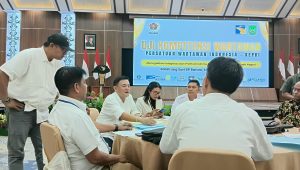 Penguji Senior PWI Kepri, Ramon Damora saat mengawasi peserta UKW PWI Kepri 2026, di Balairung Sari, BP Batam, Sabtu (19/9/2026)