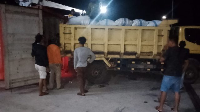 Pengiriman sekitar 20 ton buah kepayang atau kembang semangkok dari Pulau Jemaja, Kabupaten Kepulauan Anambas, menuju Jakarta.