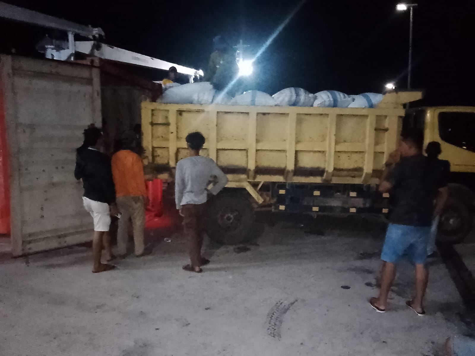 Pengiriman sekitar 20 ton buah kepayang atau kembang semangkok dari Pulau Jemaja, Kabupaten Kepulauan Anambas, menuju Jakarta.
