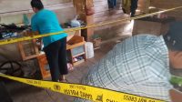 Warga Jalan Air Belimbing, Desa Batu Berapit, Kecamatan Jemaja, Kabupaten Kepulauan Anambas, dikejutkan dengan penemuan seorang pria berinisial SR dalam kondisi meninggal dunia di dalam rumahnya, Minggu (20/9/2026) pagi. Warga Jalan Air Belimbing, Desa Batu Berapit, Kecamatan Jemaja, Kabupaten Kepulauan Anambas, dikejutkan dengan penemuan seorang pria berinisial SR dalam kondisi meninggal dunia di dalam rumahnya, Minggu (20/9/2026) pagi.