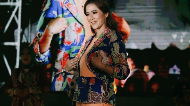 Ketua Dekranasda Kabupaten Kepulauan Anambas, Ny. Sinta Aneng, mengenakan busana berbahan batik, di panggung Dekrafest 2026 Provinsi Kepulauan Riau melalui karya batik tulis bertajuk Pesona Bahari Anambas, Senin (21/9/2026).