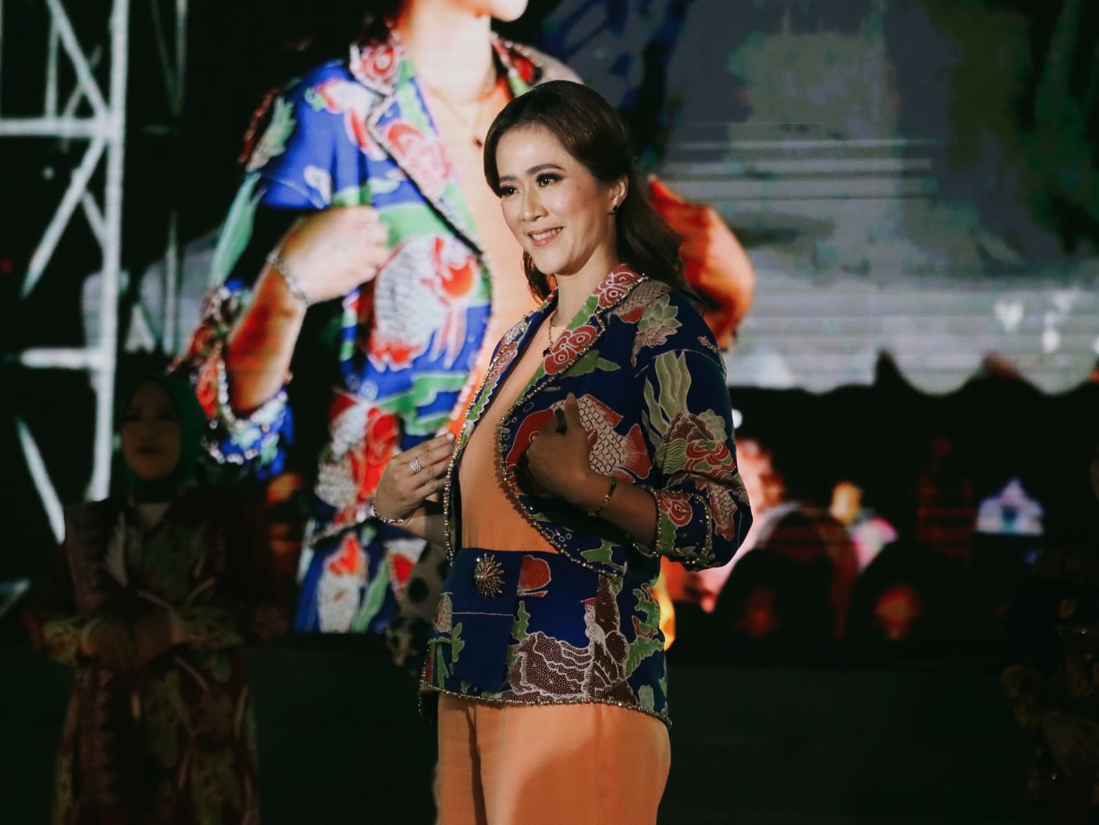 Ketua Dekranasda Kabupaten Kepulauan Anambas, Ny. Sinta Aneng, mengenakan busana berbahan batik, di panggung Dekrafest 2026 Provinsi Kepulauan Riau melalui karya batik tulis bertajuk Pesona Bahari Anambas, Senin (21/9/2026).