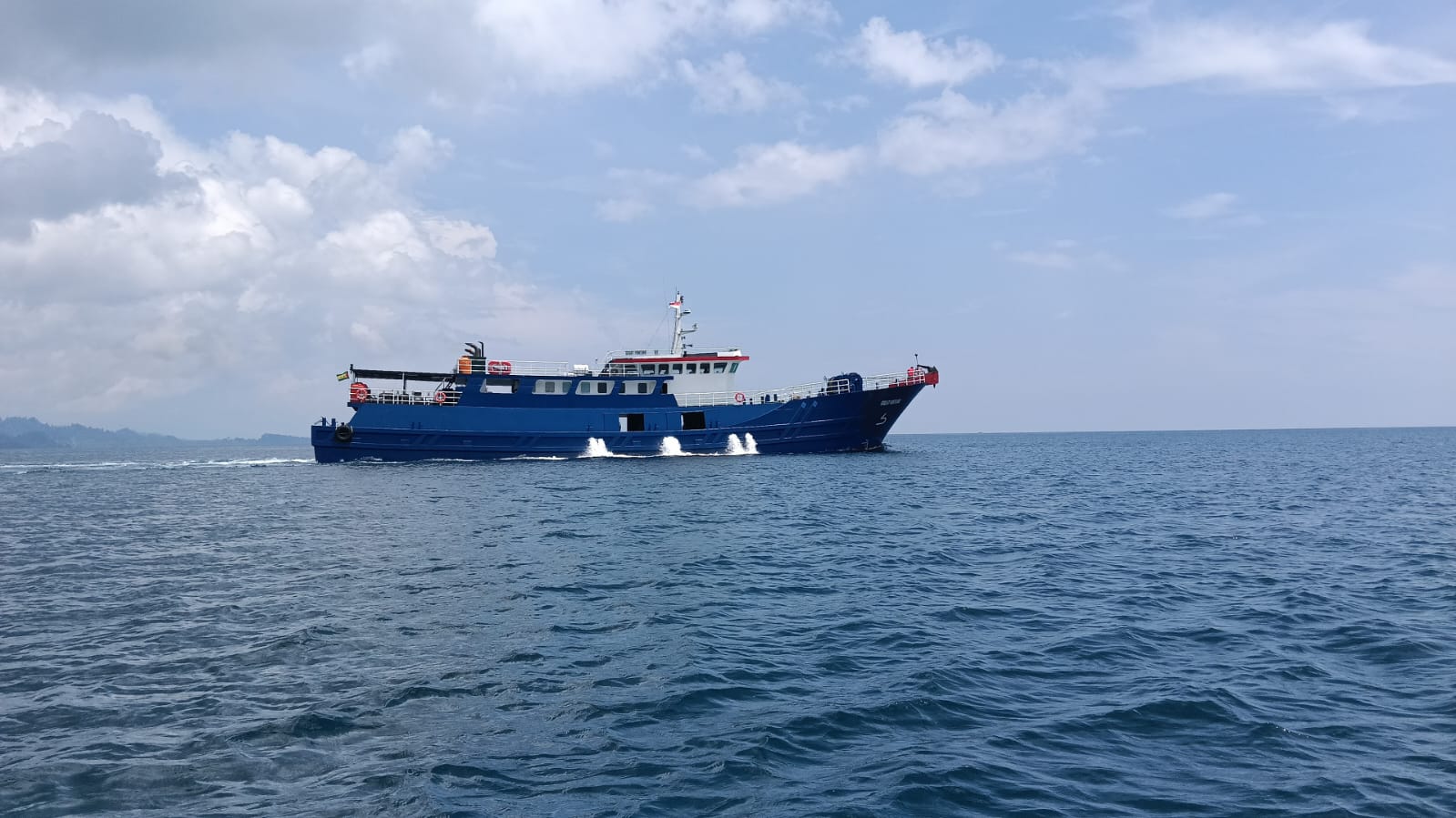 Kapal penampung ikan hidup Mitra Dodo, berlayar di laut Anambas, Kamis (24/9/2026) (Foto: Fendi)