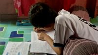 Seorang anak belajar di rumah saat Disdikpora Anambas memberlakukan belajar daring, pasca kabut asap, pekan lalu. (Foto : Fendi) Seorang anak belajar di rumah saat Disdikpora Anambas memberlakukan belajar daring, pasca kabut asap, pekan lalu. (Foto : Fendi)