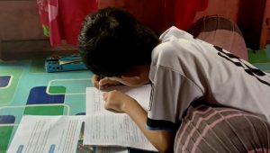 Seorang anak belajar di rumah saat Disdikpora Anambas memberlakukan belajar daring, pasca kabut asap, pekan lalu. (Foto : Fendi) Seorang anak belajar di rumah saat Disdikpora Anambas memberlakukan belajar daring, pasca kabut asap, pekan lalu. (Foto : Fendi)