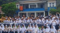 Bupati Kepulauan Anambas Aneng saat menyerahkan langsung bantuan perlengkapan seragam sekolah kepada siswa SMP Negeri 2 Siantan untuk tahun pelajaran 2026/2027, Senin (28/9/2026). Bupati Kepulauan Anambas Aneng saat menyerahkan langsung bantuan perlengkapan seragam sekolah kepada siswa SMP Negeri 2 Siantan untuk tahun pelajaran 2026/2027, Senin (28/9/2026).