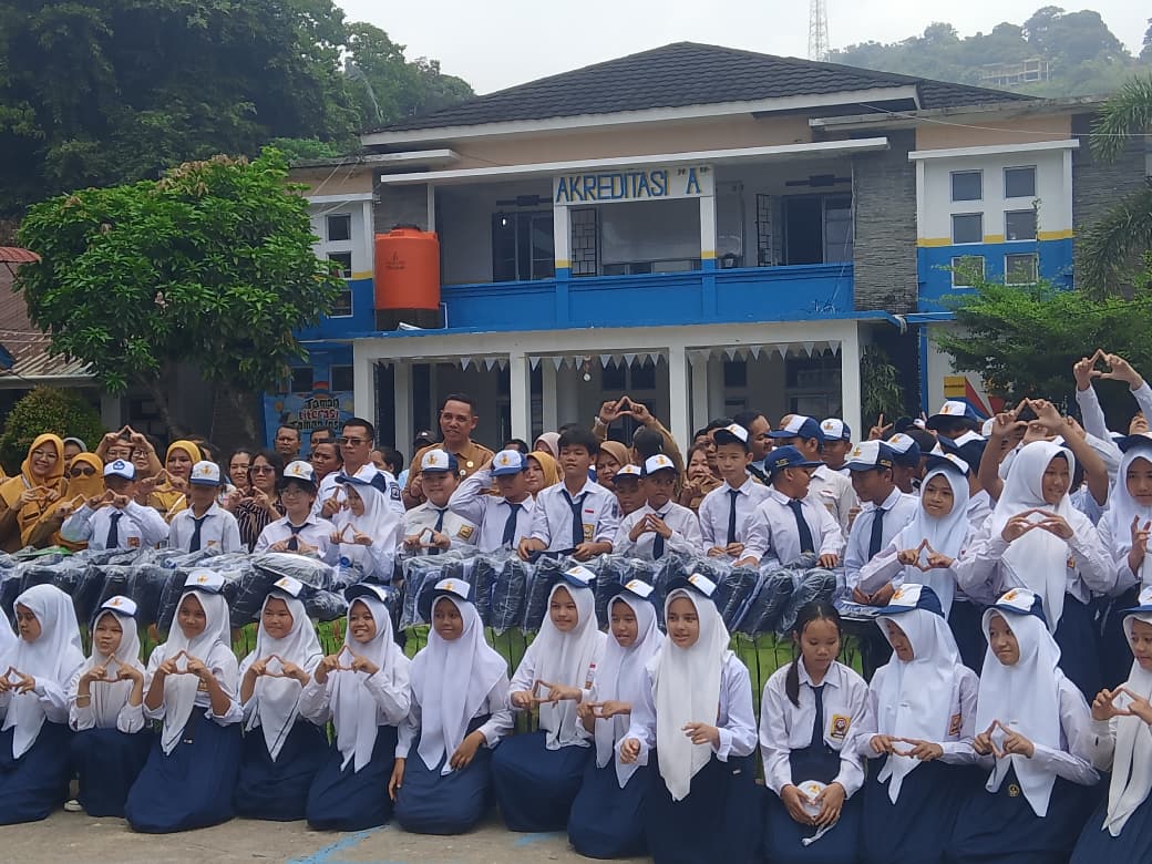 Bupati Kepulauan Anambas Aneng saat menyerahkan langsung bantuan perlengkapan seragam sekolah kepada siswa SMP Negeri 2 Siantan untuk tahun pelajaran 2026/2027, Senin (28/9/2026).