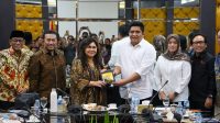 Bupati Bintan Roby Kurniawan saat menerima kunjungan kerja reses Ketua Tim Komisi VII DPR RI, Evita Nursanty, beserta rombongan di Ruang Rapat II Kantor Bupati Bintan, Rabu (22/7). Bupati Bintan Roby Kurniawan saat menerima kunjungan kerja reses Ketua Tim Komisi VII DPR RI, Evita Nursanty, beserta rombongan di Ruang Rapat II Kantor Bupati Bintan, Rabu (22/7).