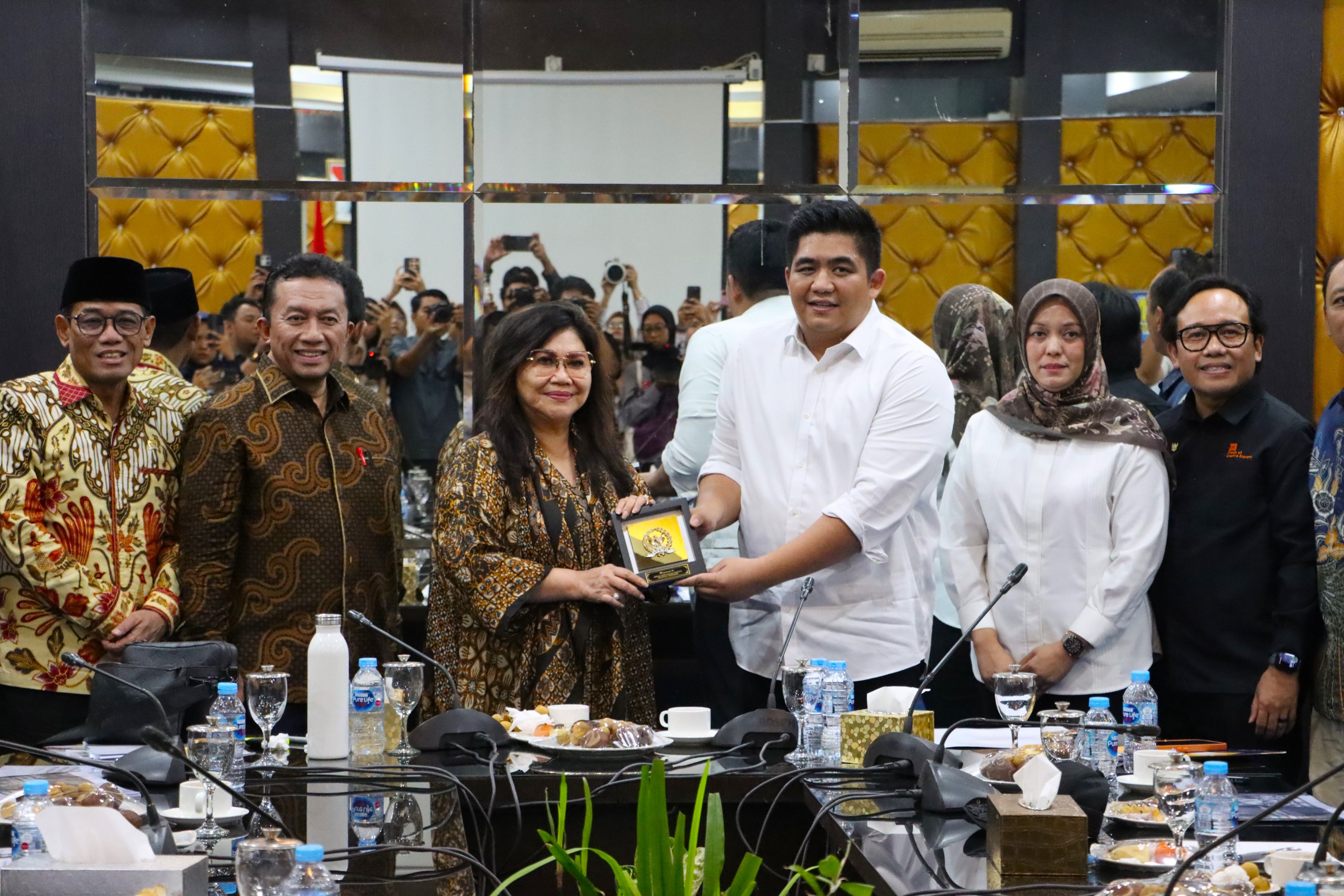 Bupati Bintan Roby Kurniawan saat menerima kunjungan kerja reses Ketua Tim Komisi VII DPR RI, Evita Nursanty, beserta rombongan di Ruang Rapat II Kantor Bupati Bintan, Rabu (22/7).