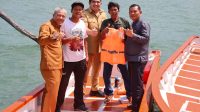 Bantuan tersebut diserahkan langsung oleh Bupati Bintan, Roby Kurniawan, di Pelabuhan Sei Enam, Kecamatan Bintan Timur, Senin (3/8). Bantuan tersebut diserahkan langsung oleh Bupati Bintan, Roby Kurniawan, di Pelabuhan Sei Enam, Kecamatan Bintan Timur, Senin (3/8).