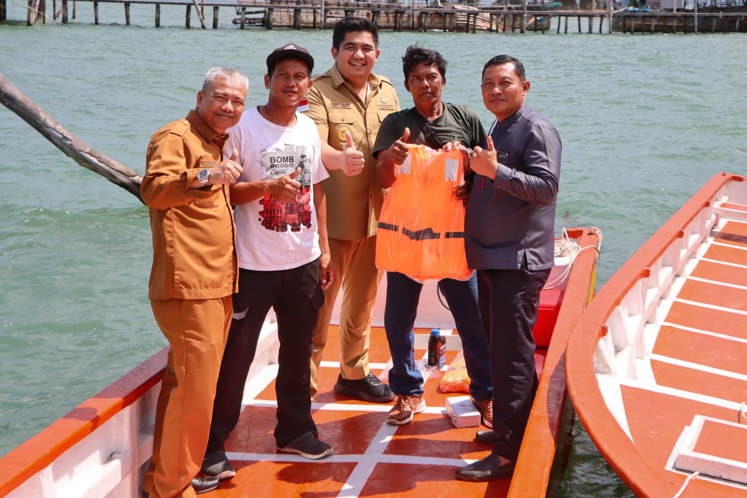 Bantuan tersebut diserahkan langsung oleh Bupati Bintan, Roby Kurniawan, di Pelabuhan Sei Enam, Kecamatan Bintan Timur, Senin (3/8).