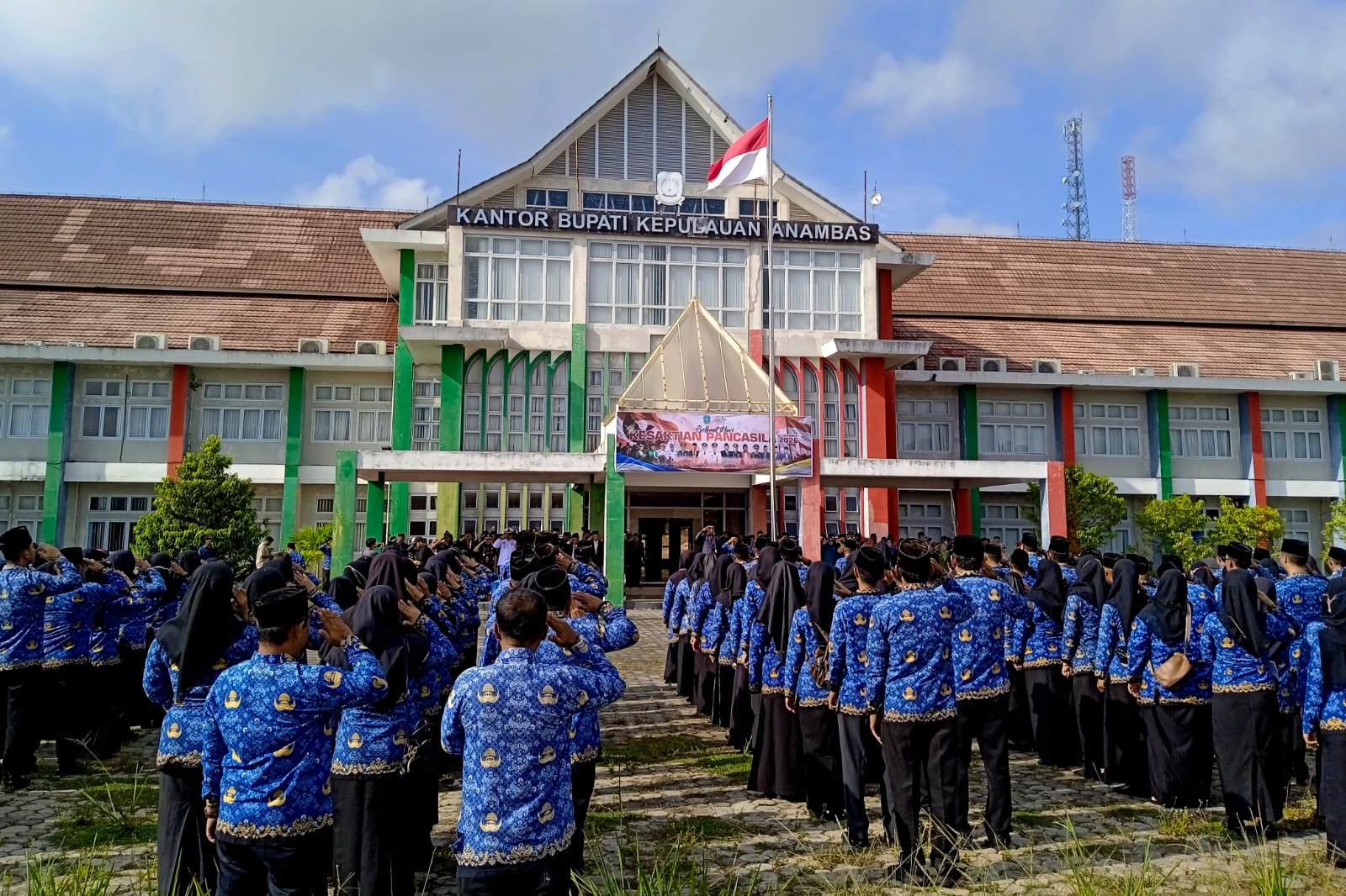 Bupati Kepulauan Anambas, Aneng, saatmemimpin langsung Upacara Peringatan Hari Kesaktian Pancasila yang berlangsung khidmat di halaman Kantor Bupati Kepulauan Anambas, Pasir Peti, Kecamatan Siantan, Kamis (1/10/2026).