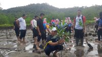 Bupati Kepulauan Anambas Aneng bersama Dewan Kerajinan Nasional Daerah (Dekranasda) menanam 150 bibit mangrove di Pantai Senggalong, Desa Temburun, Kecamatan Siantan Timur, Kamis (1/10/2026).
