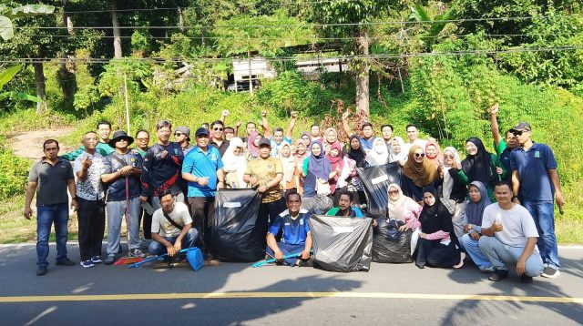 Sambut Kedatangan Presiden, Pegawai DP3 Anambas Turun Bersihkan Lingkungan