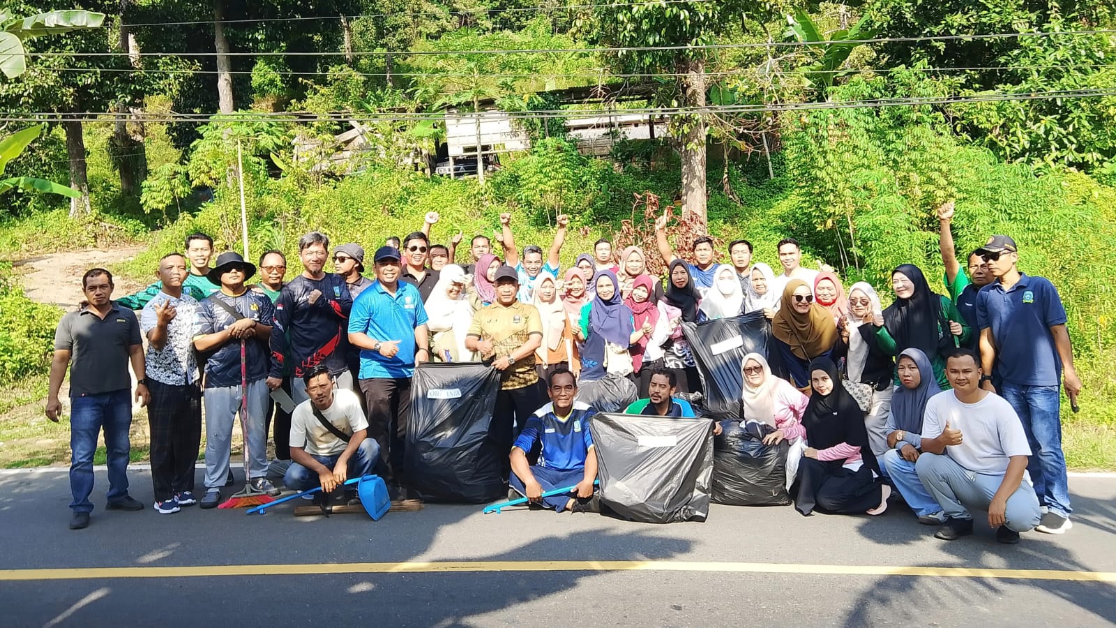 Sambut Kedatangan Presiden, Pegawai DP3 Anambas Turun Bersihkan Lingkungan