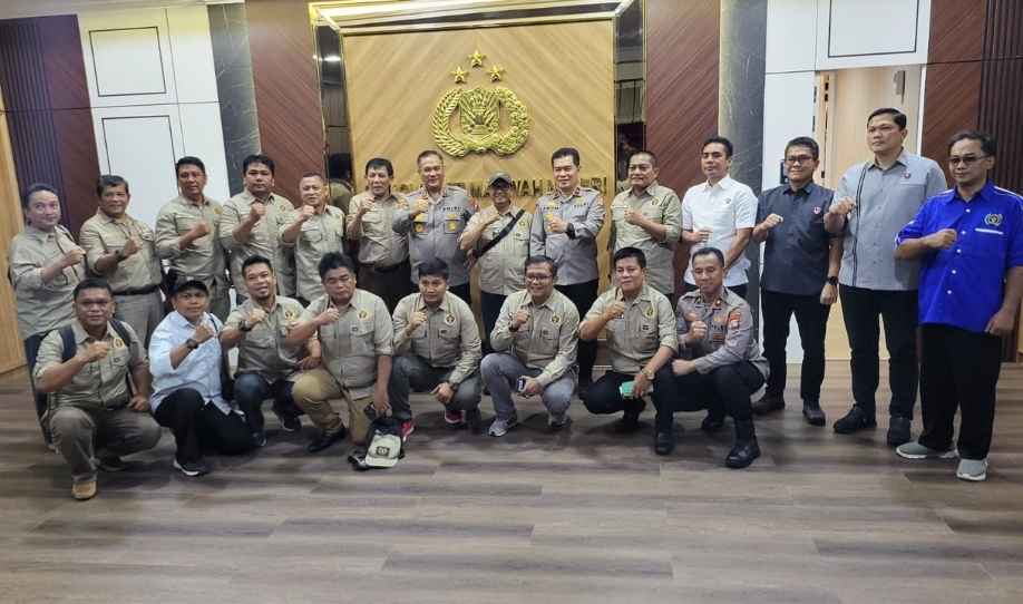 PWI Kepri foto bersama Kapolda Kepri Irjen Pol Asep Safrudin dan Wakapolda Kepri belum lama lama ini
