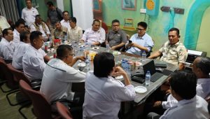 Gubernur Kepri Ansar Ahmad bersama Kadiskominfo Kepri Hendri Kurniadi, Kadispar Kepri Hasan, saat silaturahmi bersama pengurus PWI Kepri dan IKWI Kepri, di Graha PWI Kepri, Batam, Sabtu (3/10/2026) (Foto: Aji/pijarkepri.com) Gubernur Kepri Ansar Ahmad bersama Kadiskominfo Kepri Hendri Kurniadi, Kadispar Kepri Hasan, saat silaturahmi bersama pengurus PWI Kepri dan IKWI Kepri, di Graha PWI Kepri, Batam, Sabtu (3/10/2026) (Foto: Aji/pijarkepri.com)