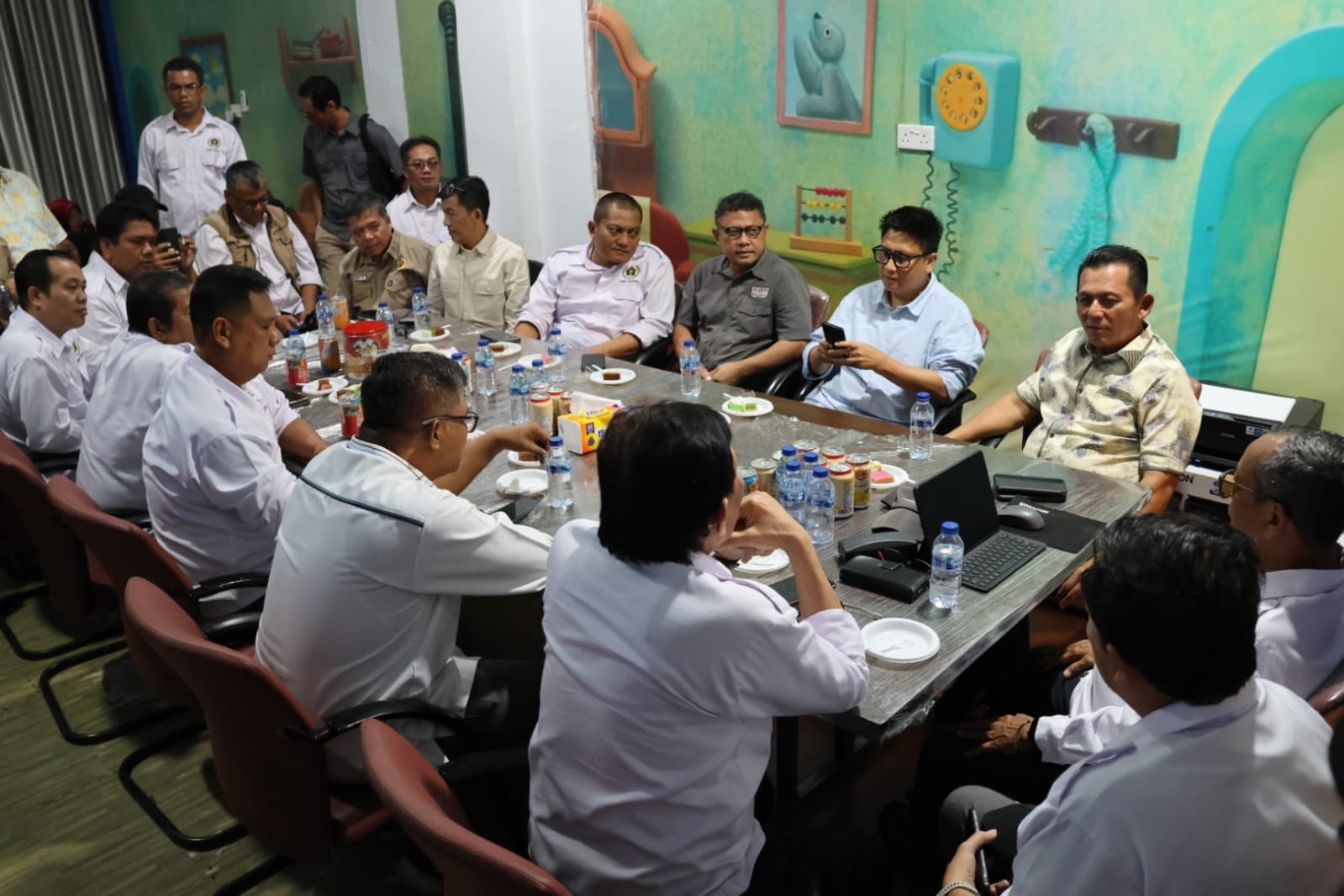Gubernur Kepri Ansar Ahmad bersama Kadiskominfo Kepri Hendri Kurniadi, Kadispar Kepri Hasan, saat silaturahmi bersama pengurus PWI Kepri dan IKWI Kepri, di Graha PWI Kepri, Batam, Sabtu (3/10/2026) (Foto: Aji/pijarkepri.com)