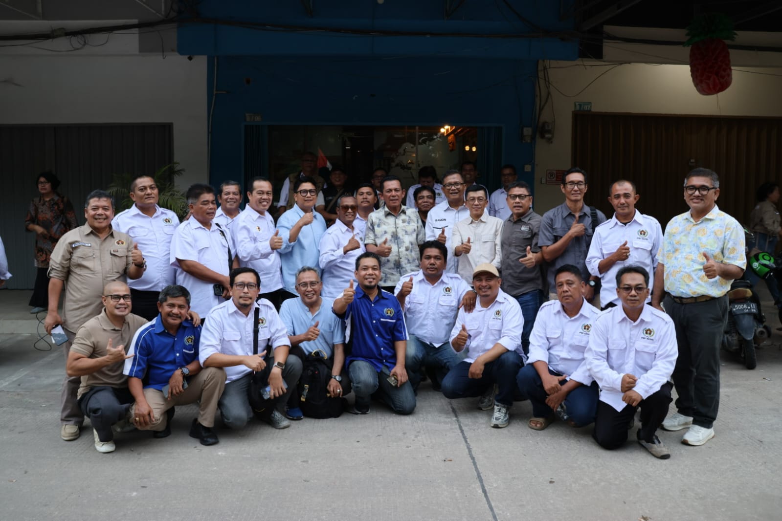 Foto bersama Gubernur Kepri Ansar Ahmad bersama Kadiskominfo Kepri Hendri Kurniadi, Kadispar Kepri Hasan, saat silaturahmi bersama pengurus PWI Kepri dan IKWI Kepri, di Graha PWI Kepri, Batam, Sabtu (3/10/2026) (Foto: Aji/pijarkepri.com)