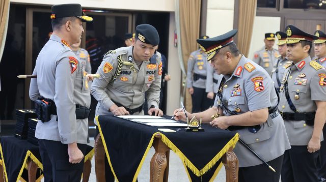 Irjen Pol Suhendri, S.H., S.I.K., M.PSDM., resmi menjabat Kapolda Kepulauan Riau (Kepri) setelah serah terima jabatan (Sertijab) yang dipimpin Kapolri Jenderal Polisi Dr. (H.C.) Suyudi Ario Seto, S.I.K., S.H., M.Si., di Mabes Polri, Jakarta, Sabtu (3/10/2026) malam.