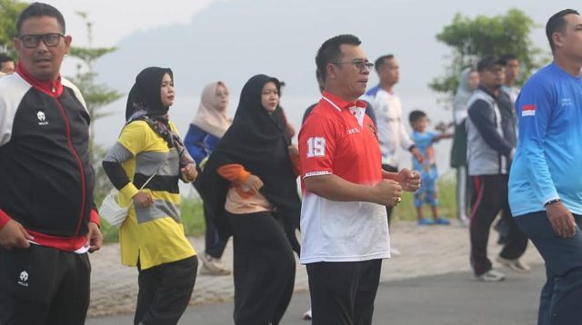 Kadisdikpora Anambas Toni Karnain Ikuti Senam Bersama di Kegiatan MEB Day
