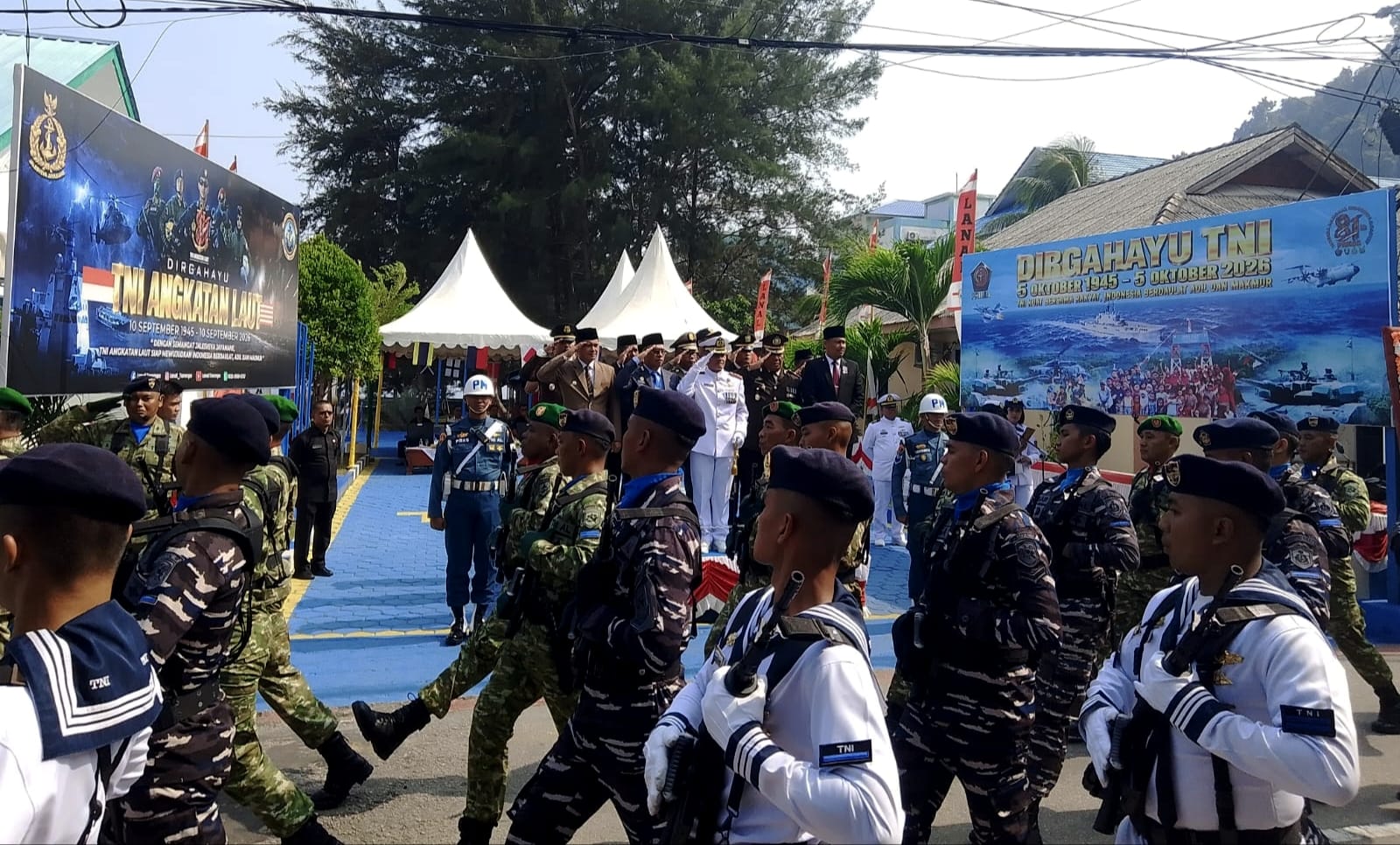 Parade Pangkalan TNI Angkatan Laut (Lanal) Tarempa menggelar upacara peringatan Hari Ulang Tahun (HUT) ke-81 Tentara Nasional Indonesia (TNI) di Lapangan Mako Lanal Tarempa, Senin (5/10/2026). (Foto: Fendi)